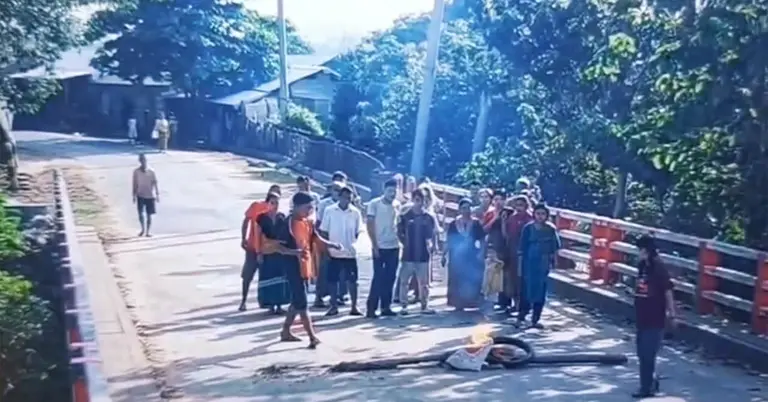 সাজেক সঙকে টায়ার পুড়িয়ে অবরোধ কর্মসূচি পালন করা হয়েছে
